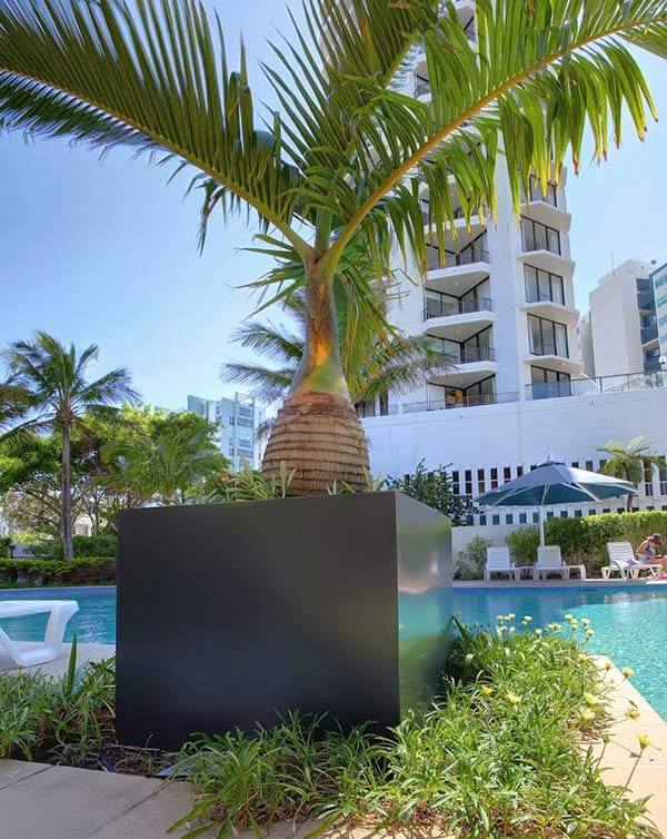 IOTA Extra Large Manhattan Fiberglass Planters