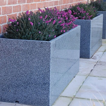 park-house-hotel-granite-planters
