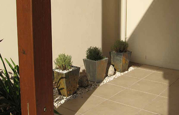 tuscan theme garden using planters