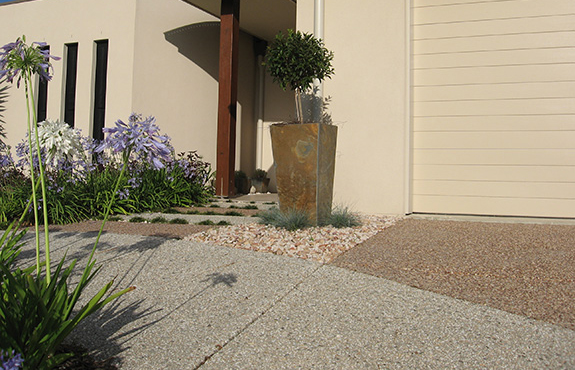 tuscan theme garden using planters